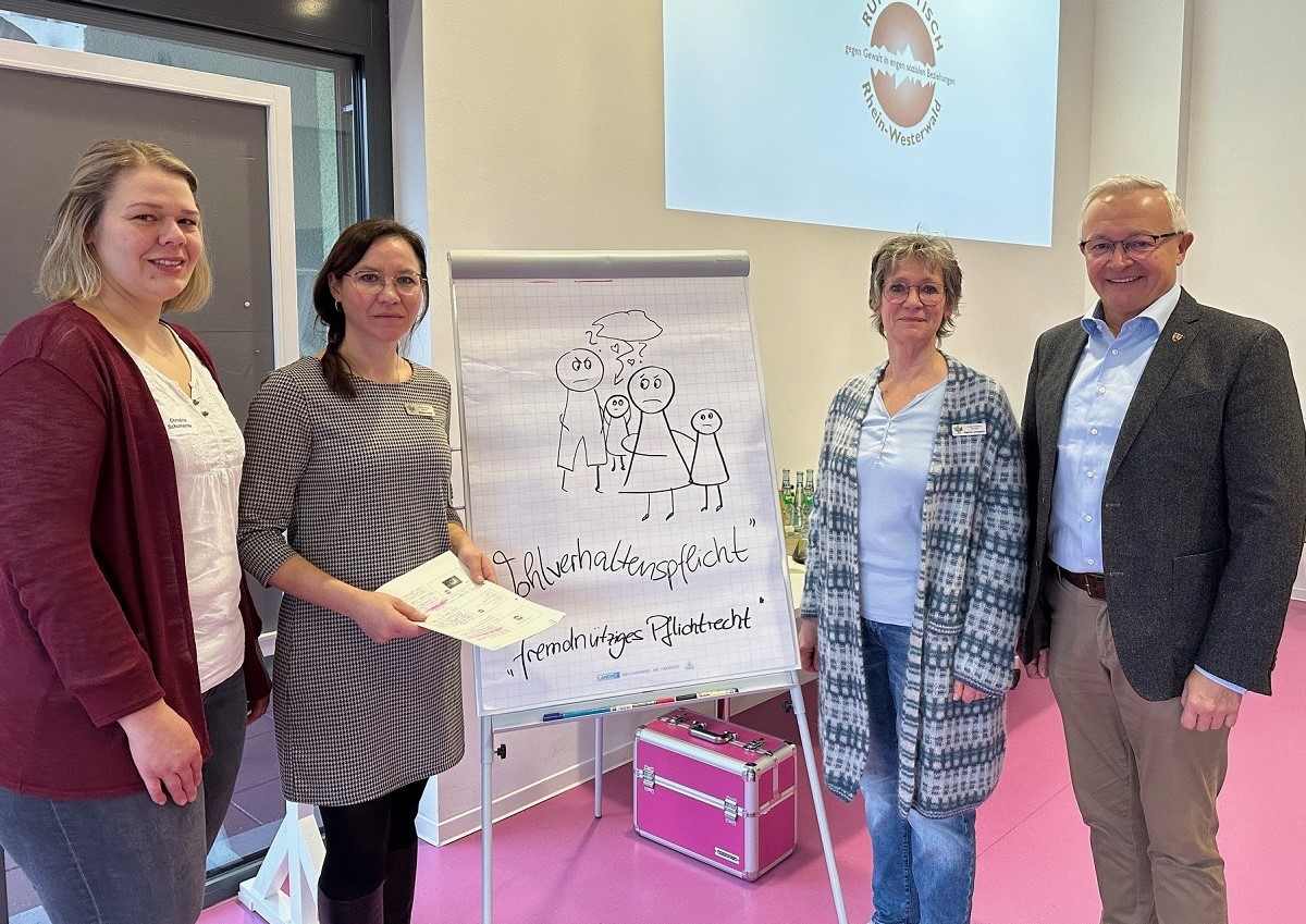 Christina Schumacher vom Frauenhaus Westerwald, Daniela Kiefer, Gleichstellungsbeauftragte des Landkreises Neuwied mit Dagmar Leimpeters von der Gleichstellungs-Stelle und Landrat Achim Hallerbach (von links). (Foto: Thomas Herschbach)