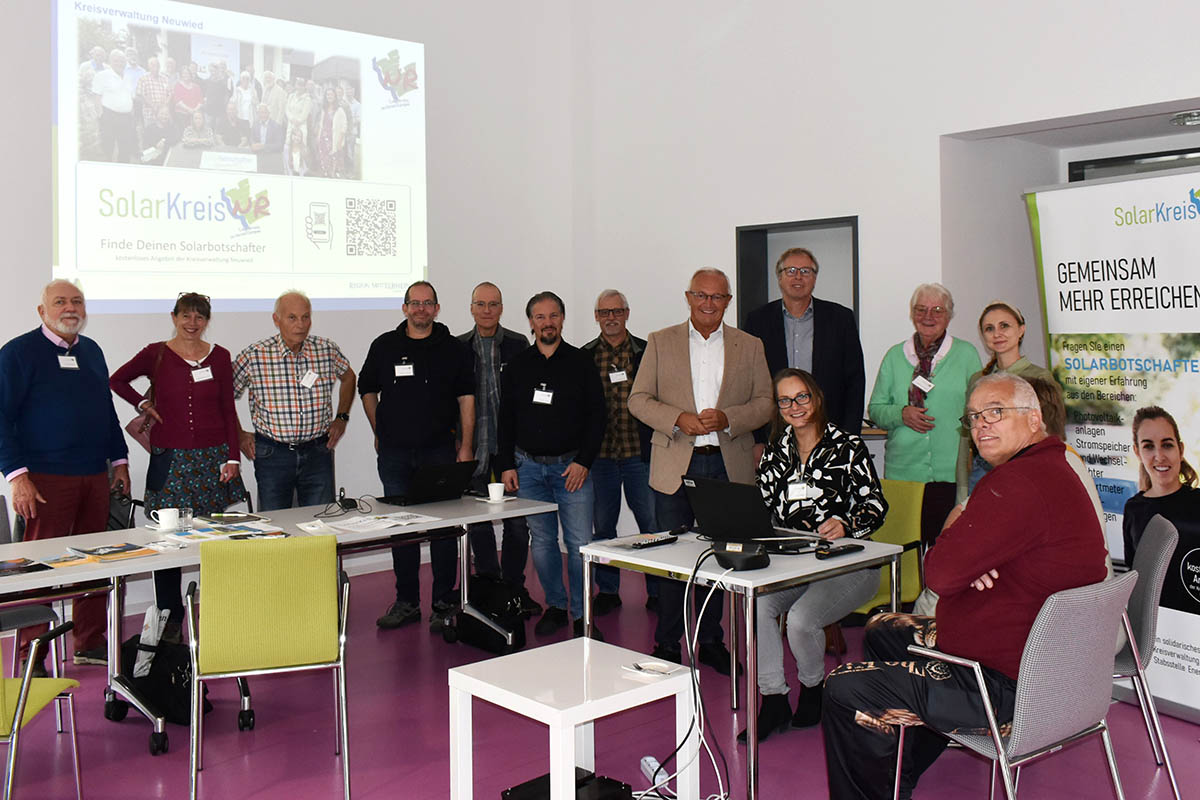 Landrat Achim Hallerbach und die Mitarbeiterinnen der Stabsstelle Energie, Klima, Umwelt der Kreisverwaltung Neuwied, Janine Sieben und Angelina Zahn. Foto: Silke Lufer-Hermann.