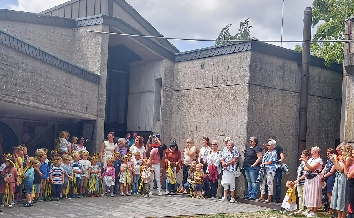 Der Auftritt der rund 60 Kita St. Elisabeth-Kinder war ein Highlight beim Pfarrfest in Birken-Honigsessen. (Fotos: Kirchengemeinde St. Elisabeth)