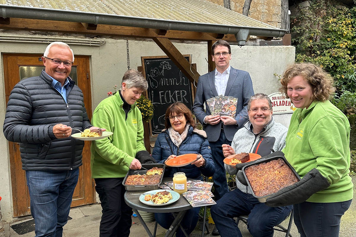 Der Einschtzung von Landrat Achim Hallerbach knnen sich Naturpark-Geschftsfhrerin Irmgard Schrer, WFG-Geschftsfhrer Harald Schmillen, Naturgenuss-Projektleiter Jrg Hohenadl sowie Gabi und Marion Schmitz vom Hof Ronig nur anschlieen. Foto: Thomas Herschbach