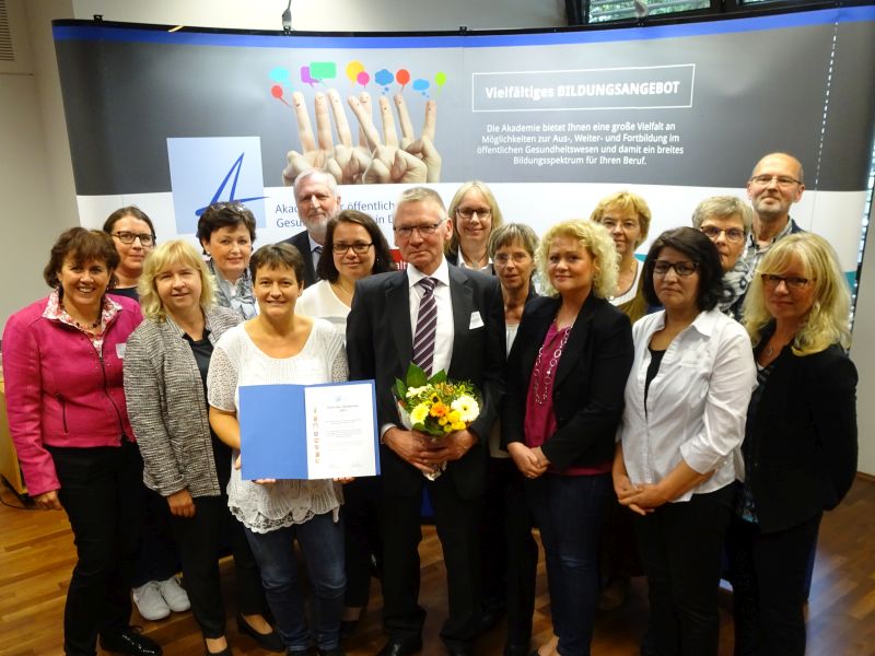 Die Direktorin der Akademie Dr. Ute Teichert (1.v.l.) gratulierte der angereisten Delegation rund um Netzwerkkoordinator und Initiator Dr. Wolfgang Drwaldt (vorne Mitte), seinen Kolleginnen und Mitarbeiterinnen und Mitarbeitern in den drei Gesundheitsmtern und den mitgereisten Kreisbeigeordneten, unter anderem Konrad Schwan (hinten, 3.v.l.). Foto: Veranstalter