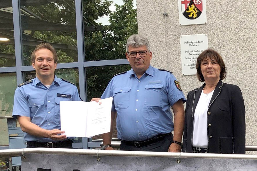 Von links: Polizeioberrat Matthias Pselt (Leiter der Polizeiinspektion Neuwied), Polizeihauptkommissar Jrg Noll und Kriminaldirektorin Brigitte Nilges (Leiterin der Polizeidirektion Neuwied). Foto: Polizei