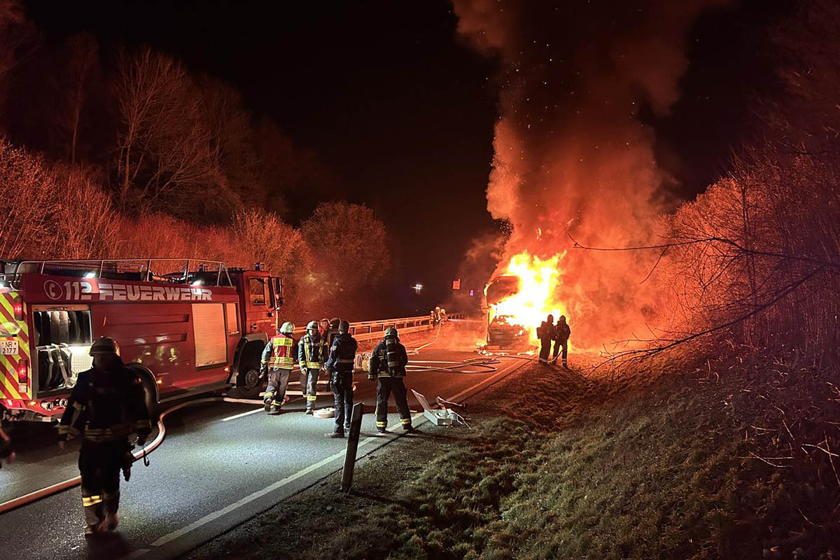 Aktualisiert: Autotransporter in Flammen - Vollsperrung der B 256 zwischen Neuwied-Oberbieber und Rengsdorf