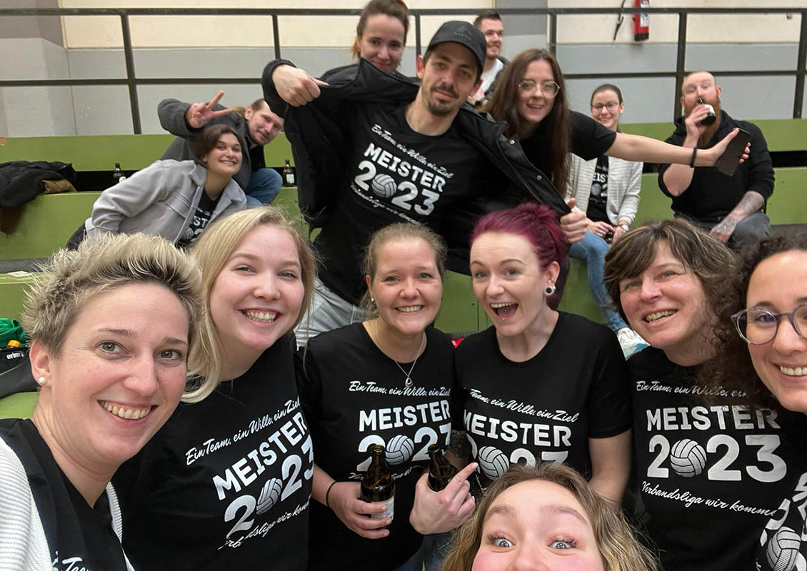 Die Volleyball-Mdels/Trainer Tim der DJK sind Meister. Fotos: Verein