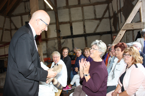 Zauberknstler Ludini versetzte die vielen Gste der Jubilumsfeier in Staunen und begeisterte mit einer tollen Show. Fotos: (Christ)