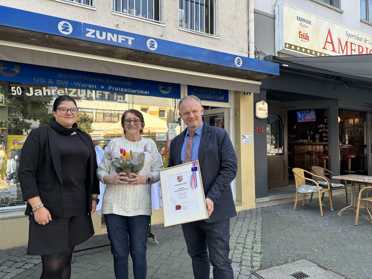 Oberbrgermeister Jan Einig und Citymanagerin Michaela Ullrich (links) gratulierten Ilse Zunft zum 50-jhrigen Geschftsjubilum in der Neuwieder Innenstadt. (Foto: Stadt Neuwied/Ulf Steffenfauseweh)