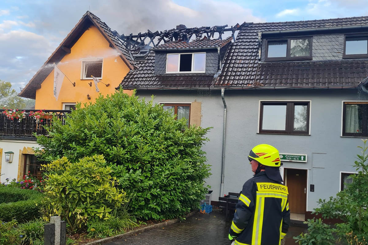 Aktualisiert: Dachstuhlbrand im Waldhotel Heiderhof Obersteinebach