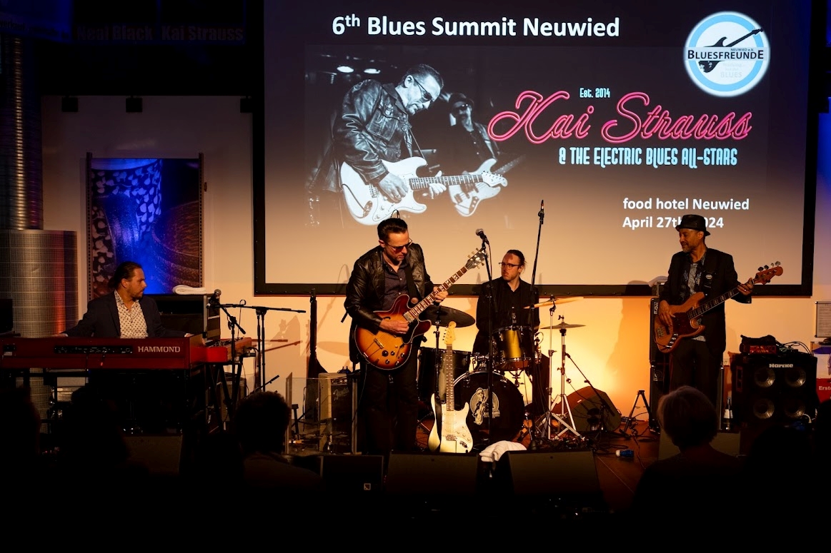 Kai Strauss und seine "Electric Blues Allstars" erffneten den 6. Blues Summit der Bluesfreunde Neuwied. Foto: Bluesfreunde Neuwied/Dennis Schreiber