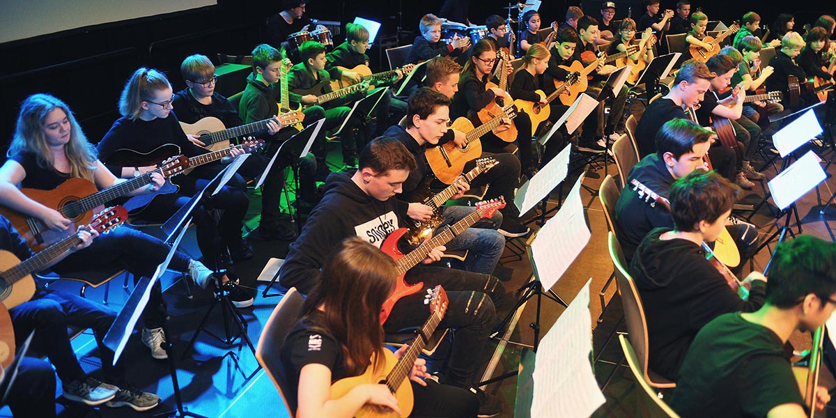 Die Kreismusikschule freut sich in ihrer Jahresbilanz 2023 ber Schlerzahlen in Rekordhhe, neue Kooperationspartner, viele Ensembles und zahlreiche Veranstaltungen, wie hier im Bild bei einem Musikschulkonzert. (Foto: Asmussen)