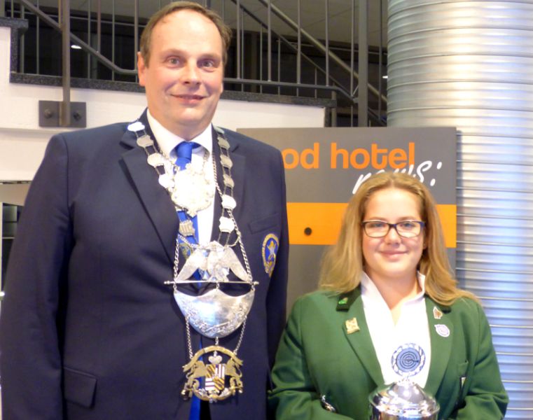 Sie sind fr ein Jahr Jugend-Stadtknig und Stadtknig der in Neuwied beheimateten Schtzenvereine: Stephan Blsner und Sara Brach. Foto: Hans Hartenfels