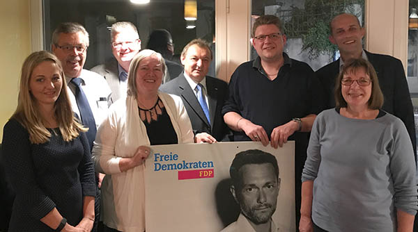 Von links: Sabine Maria Gombert, Kreisschatzmeister Bernd Altmann, Dr. Tobias Kador, Susanne Henn, Waldemar Bondza, Christian Honnef, Kreisvorsitzender Alexander Buda und Beisitzerin im Kreisvorstand Christa Ewenz. Foto: FDP