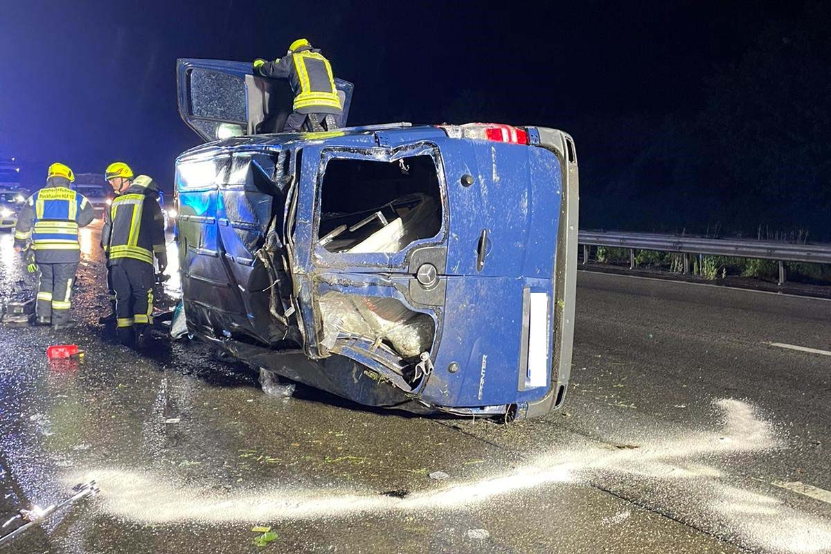 Schwerer Verkehrsunfall auf der Autobahn (A 3) - Feuerwehr und Rettungsdienst rckten aus