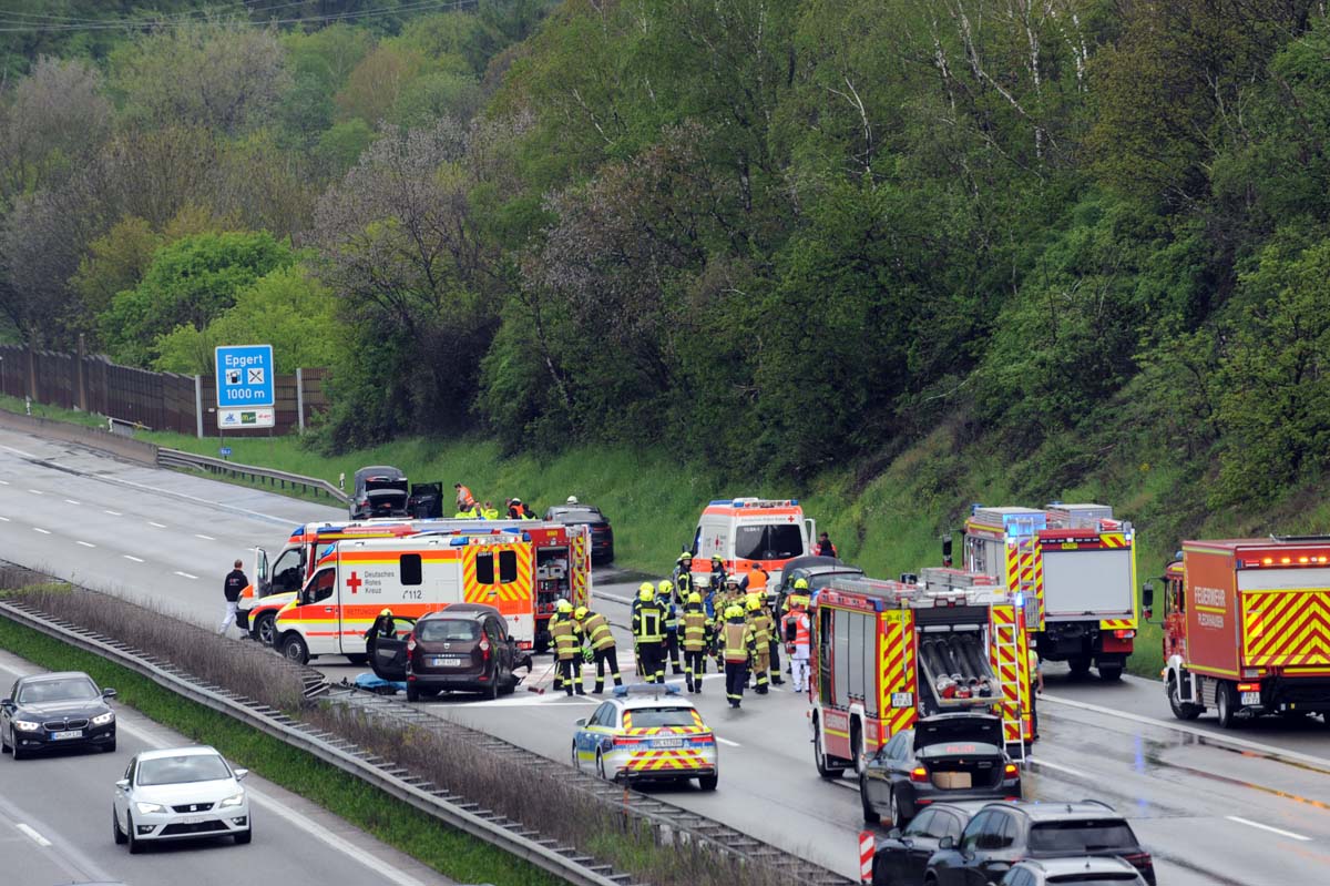 Blick von der Brcke auf die Unfallstelle (Bilder: kk)