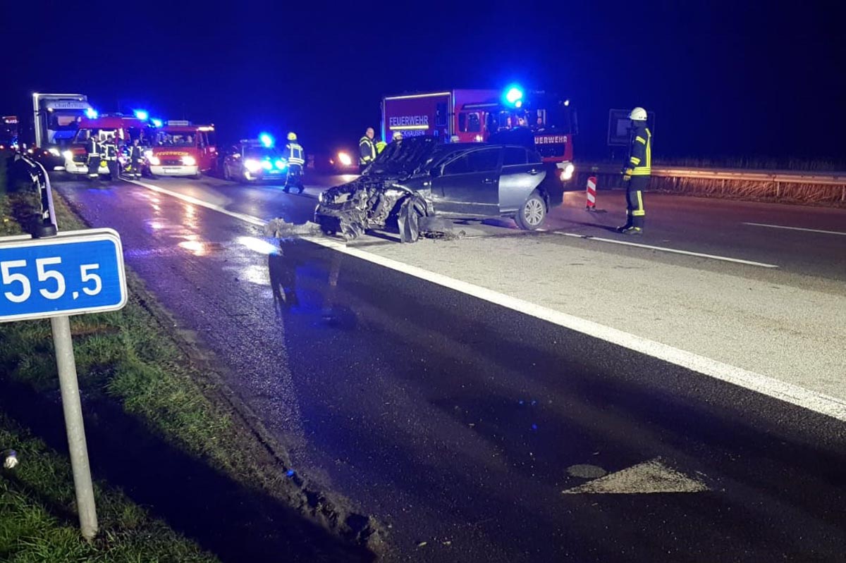 Der Pkw wurde bei dem Unfall massiv beschdigt (Bilder: kk)