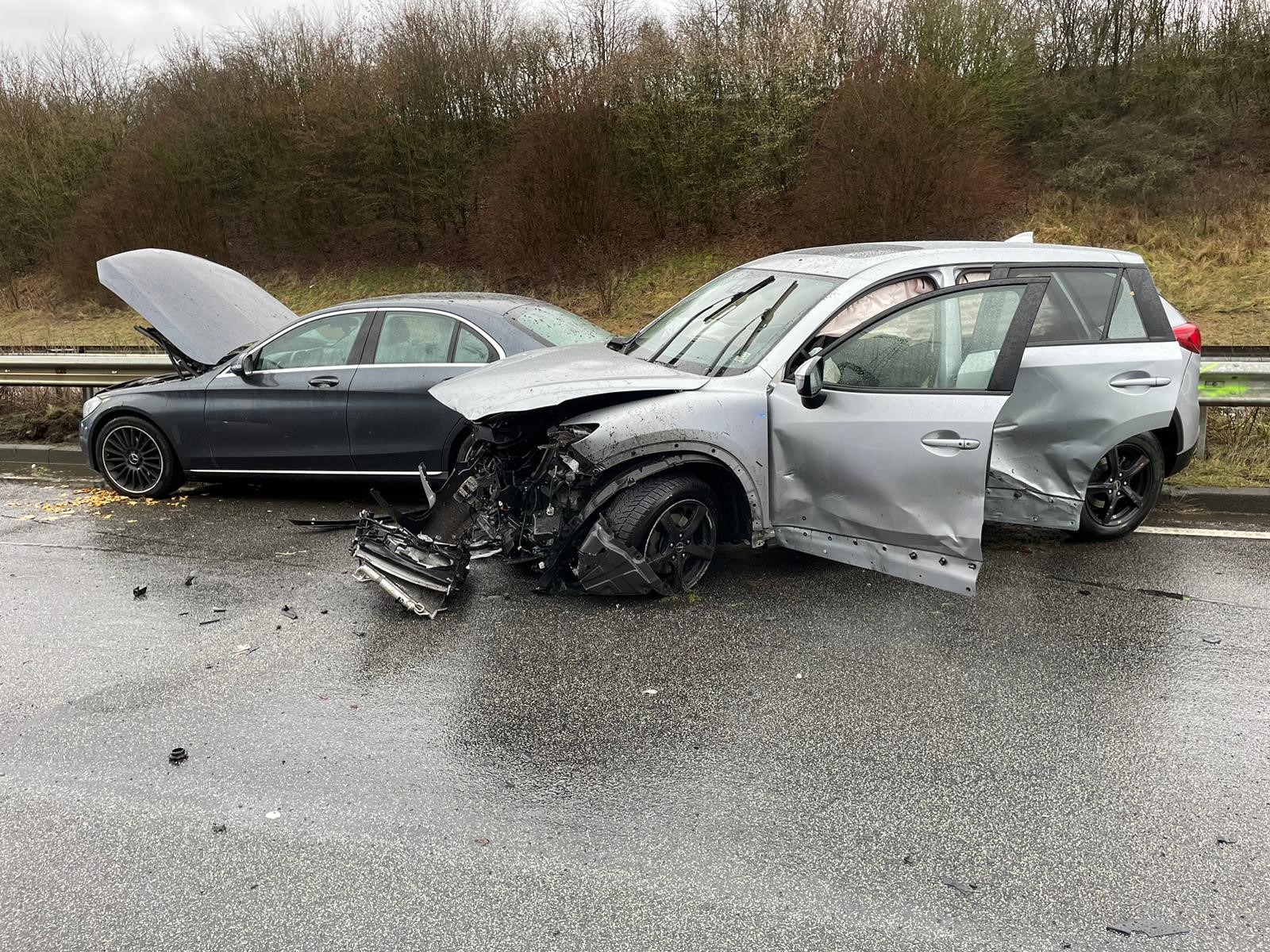 Zwei Fahrzeuge wurden erheblich beschdigt (Bilder: kk)