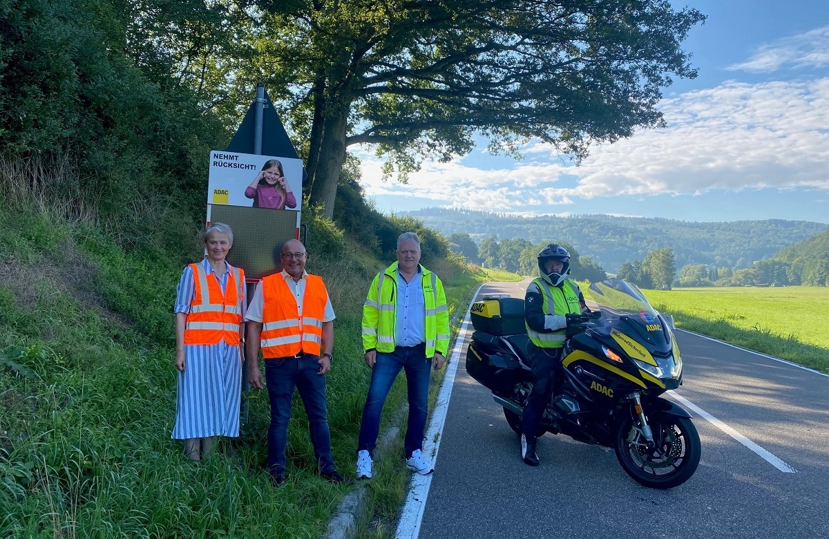 In Sachen Lrmbekmpfung im Gelbachtal unterwegs: Gabi Wieland Stadtbrgermeister Stadt Montabaur; Herbert Hippenstiel, Kreisverwaltung Westerwald; Herbert Fuss und Bernd Wagner, ADAC Mittelrhein e. V. (Foto: Karin Maas)