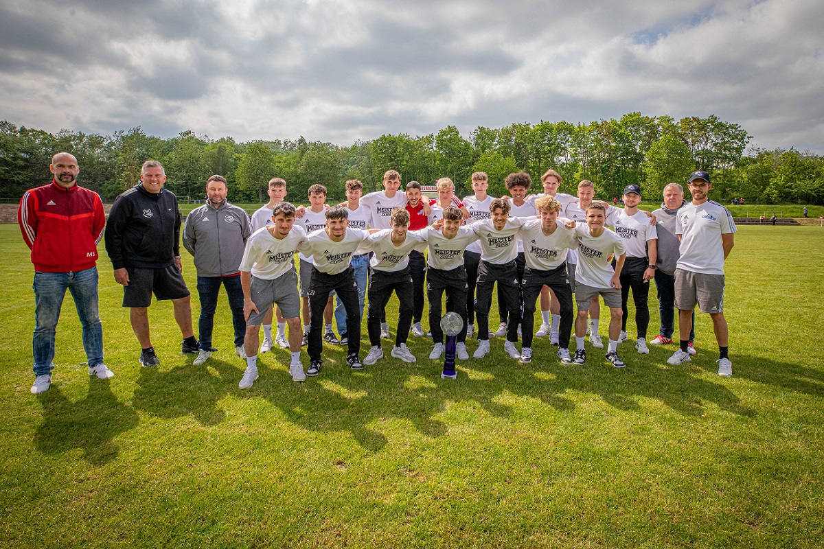 Mit einem Pokal posieren, das wrde die Eisbachtaler U19, wie auf diesem Bild nach dem Gewinn der Rheinlandmeisterschaft, auch am Liebsten am Donnerstag nach dem Rheinlandpokal-Finale in Nentershausen, bei dem A-Junioren-Bundesligist Eintracht Trier wartet. (Foto: Andreas Egenolf)