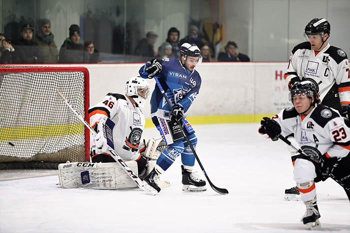 EHC-Strmer Maximilian Wasser, der hier bei Frederic Hellmanns Schlagschuss zum 3:1 fr Neuwied Lwen-Keeper Jannis Wagner die Sicht nimmt, markierte den ersten Treffer des Sonntagabends bereits nach 19 Sekunden. Foto: Verein