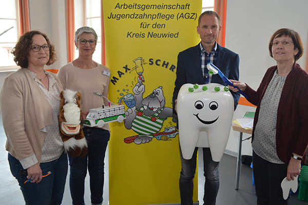 Das Foto zeigt (v.l.n.r.): Alwine Schmiedkunz (Gesundheitspdagogin), Regina Jungbluth, Dr. Martin Kopp, Dr. Pia Rheinheimer-Hess (Zahnrztin). Foto: Kreisverwaltung