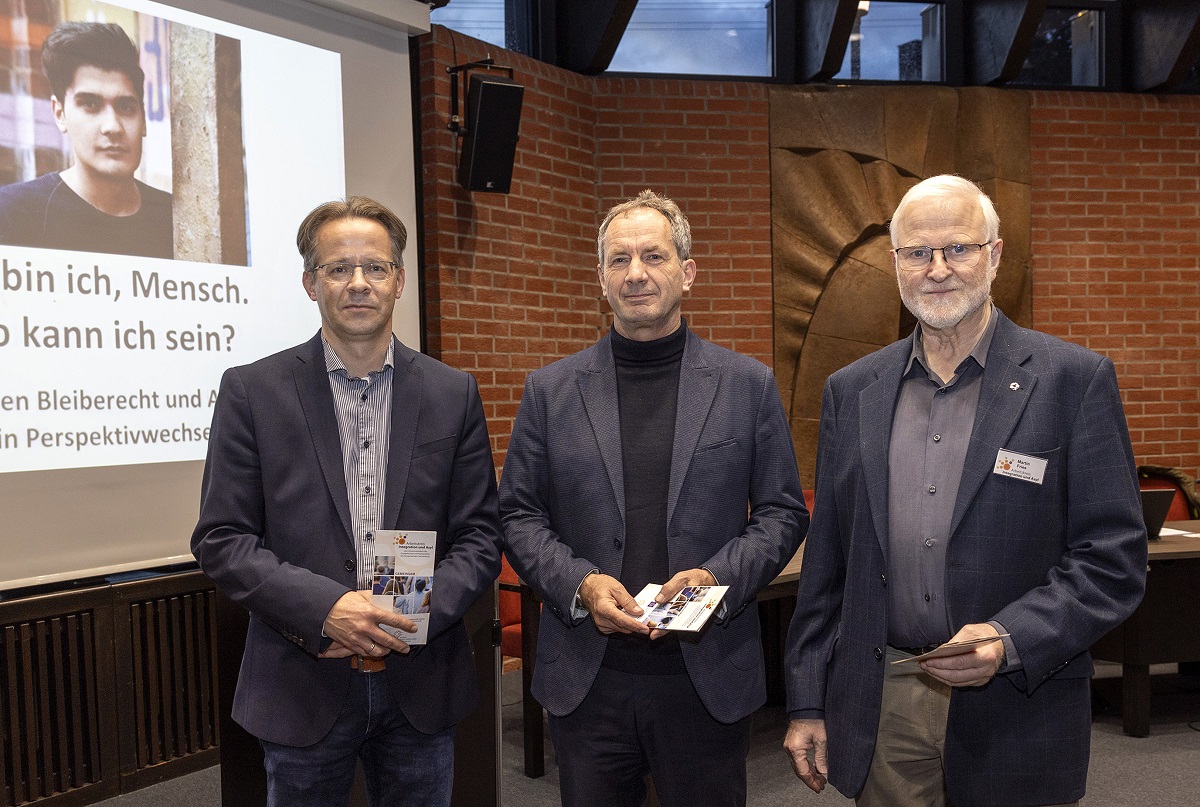 v.li. n. re.: Marco Drner, 1. Beigeordneter der VG Hachenburg; Pfarrer Uwe Rau, Flchtlingsseelsorger der EKHN; Martin Fries, Pfarrer und Dekan i.R., Leiter des Ar-beitskreises Integration und Asyl. (Foto: Rder-Moldenhauer)