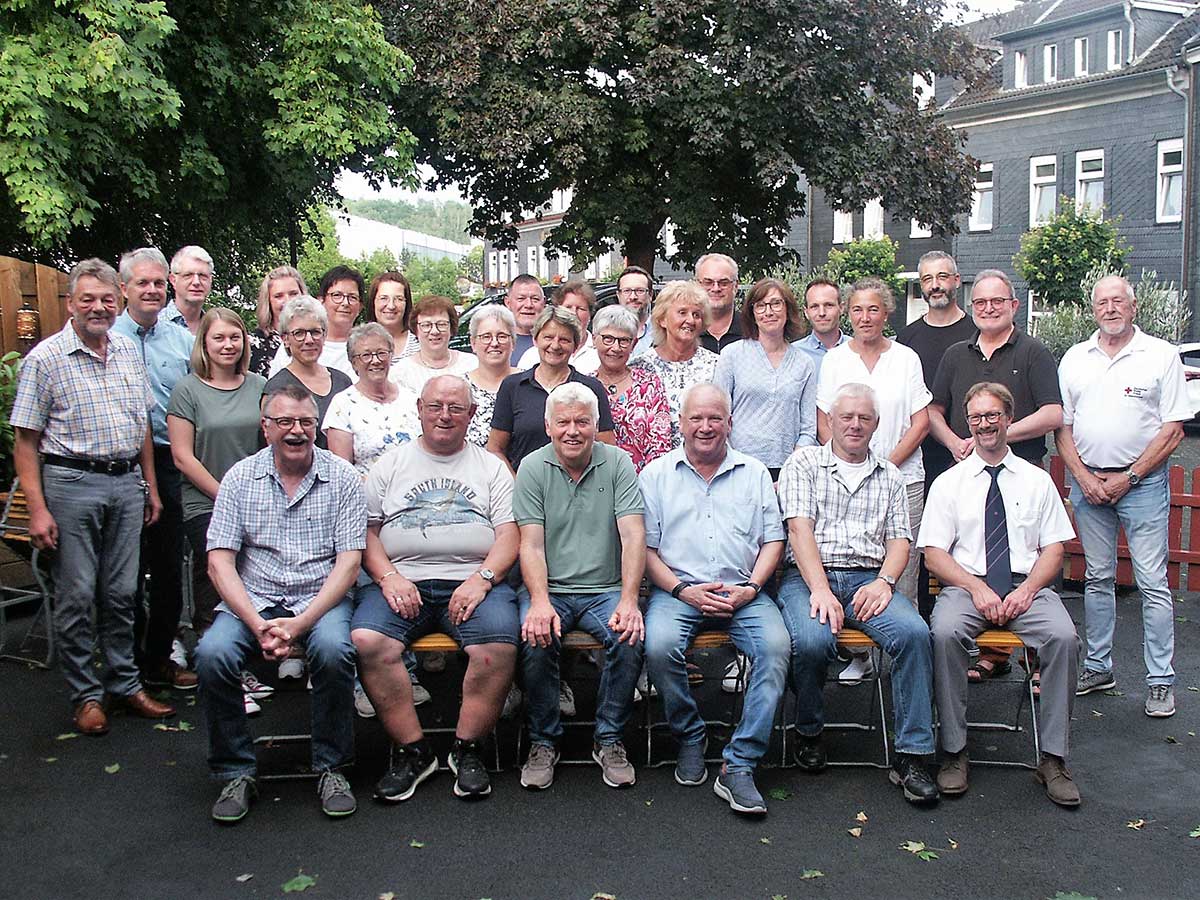 Vorne sitzen einige der Personen, die die meisten Termine absolviert haben (von links): Gerhard Pohl, Egon Bourtscheidt, Manfred Paul Kindler, Gerhard Demmer und Heinz Werner Brcher. Ganz rechts hat Carsten Henn Platz genommen. Er ist mit vielen anderen ehrenamtlichen Helferinnen und Helfern fr das Blutspendewesen in der Rotkreuz-Bereitschaft Wissen zustndig. (Foto: Bernhard Theis)