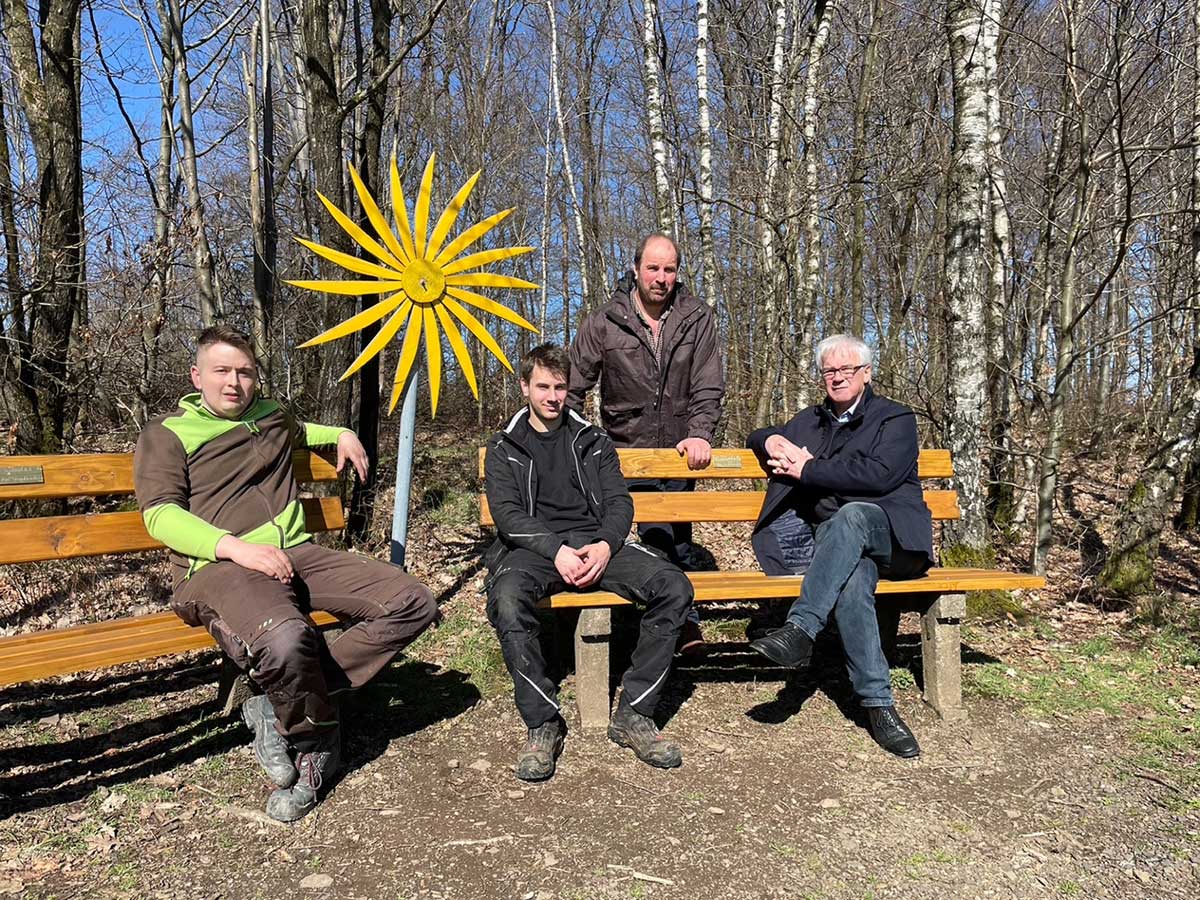 Endlich knnen die Bnke am Fhringer Feld wieder genutzt werden. Von links: Louis Bth, Hannes und Michael Schfer mit Katzwinkels Ortsbrgermeister Hubert Becher. (Fotos: KathaBe)