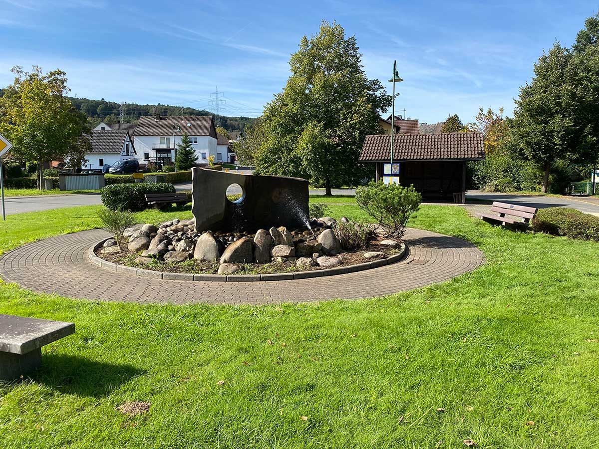 Freiwillige Helferinnen sorgen fr Sauberkeit am Brunnenplatz in Niederhausen