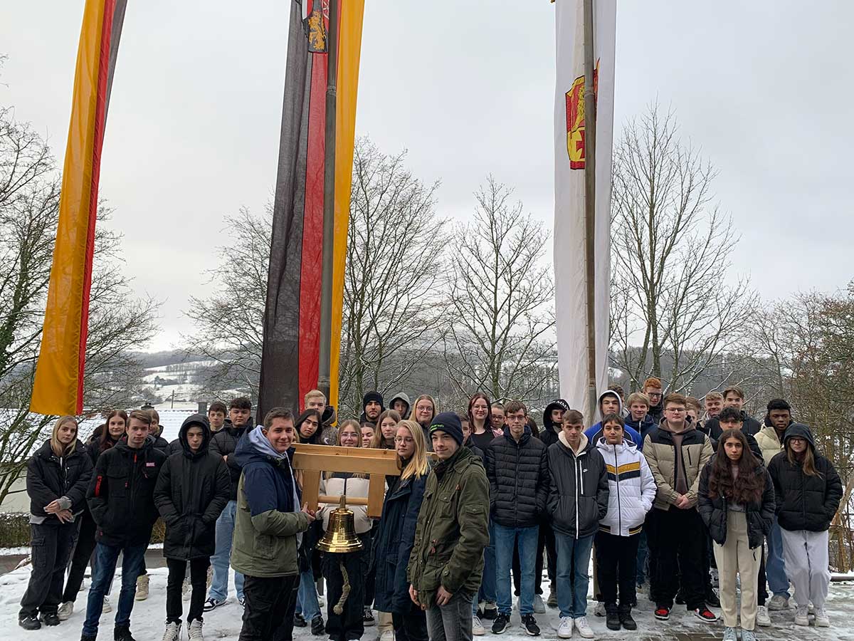 Trauerbeflaggung vor der Schule. (Foto: Lars Limbach)