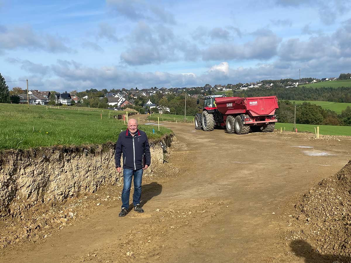 Die Arbeiten zur Fertigerschlieung des Neubaugebietes in Birken-Honigsessen sollen voraussichtlich im Sommer 2024 beendet sein. Hubert Wagner zeigt den aktuellen Status. (Foto: KathaBe) 