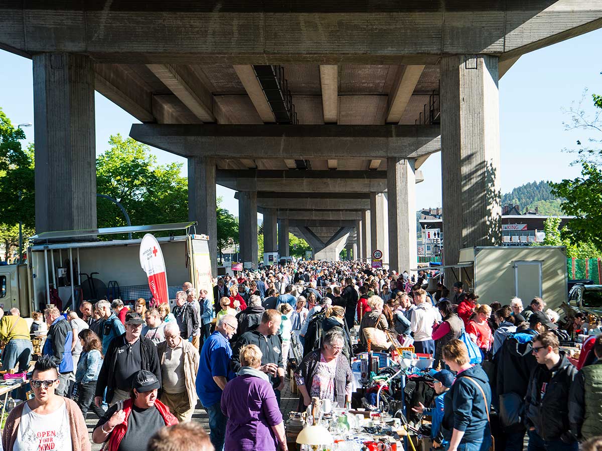 Der Geisweider Flohmarkt ist immer gut besucht. (Foto:  Martin Lssig, Kln)