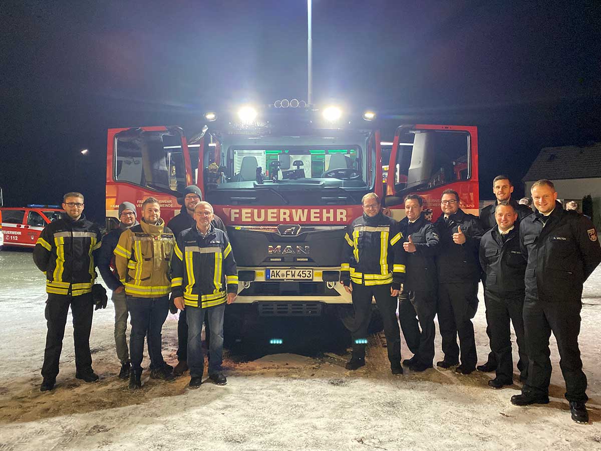 Riesige Freude herrschte am Feuerwehrhaus des Lschzug 3 Katzwinkel als das neue HLF 10 nach seiner ersten Fahrt in Katzwinkel ankam. (Foto: KathaBe) 