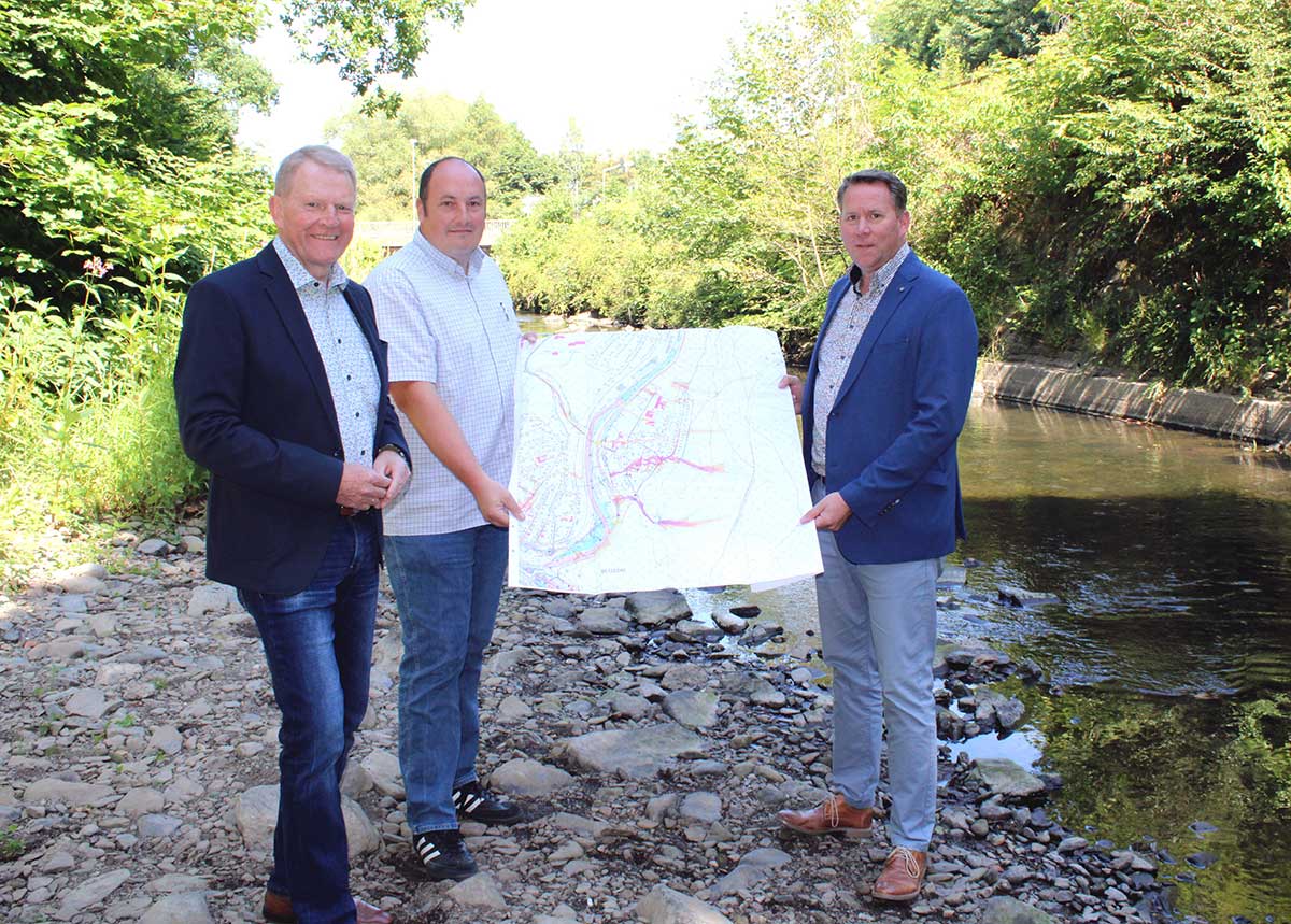 Brgermister Bernd Brato, Andr Krusche (Bauamt) und der Erste Beigeordnete Joachim Brenner sind sich einig: Das Hochwasser- und Starkregenkonzept ist eine Gemeinschaftsaufgabe. (Foto: VG Betzdorf-Gebhardshain)