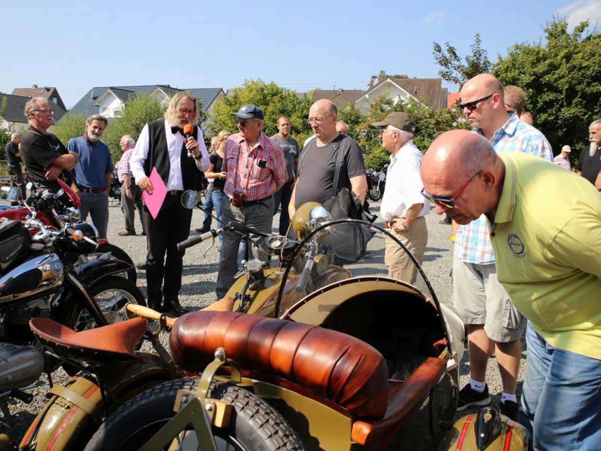 Ulrich Lbke erlutert in seiner unnachahmlichen Art die Besonderheiten der vorgestellten Oldtimermotorrder. (Foto: Hans Jrgen Klappert)