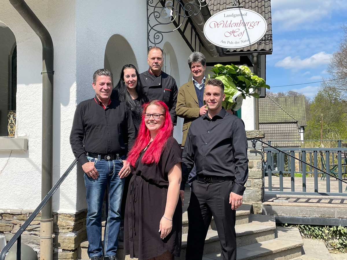 Am 1. Mai ffnet der Wildenburger Hof in Friesenhagen-Crottorf. Auf viele Gste freuen sich von links hinten: Sascha und Nicole Glockmann, Thomas Nobis und Nicolaus Graf von Hatzfeldt. Vorne: Jennifer Henkel und Dennis Liebeck. (Fotos: KathaBe)