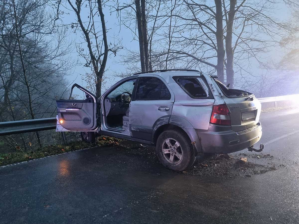 Aktualisiert: SUV berschlgt sich bei Unfall zwischen Friedewald und Weitefeld