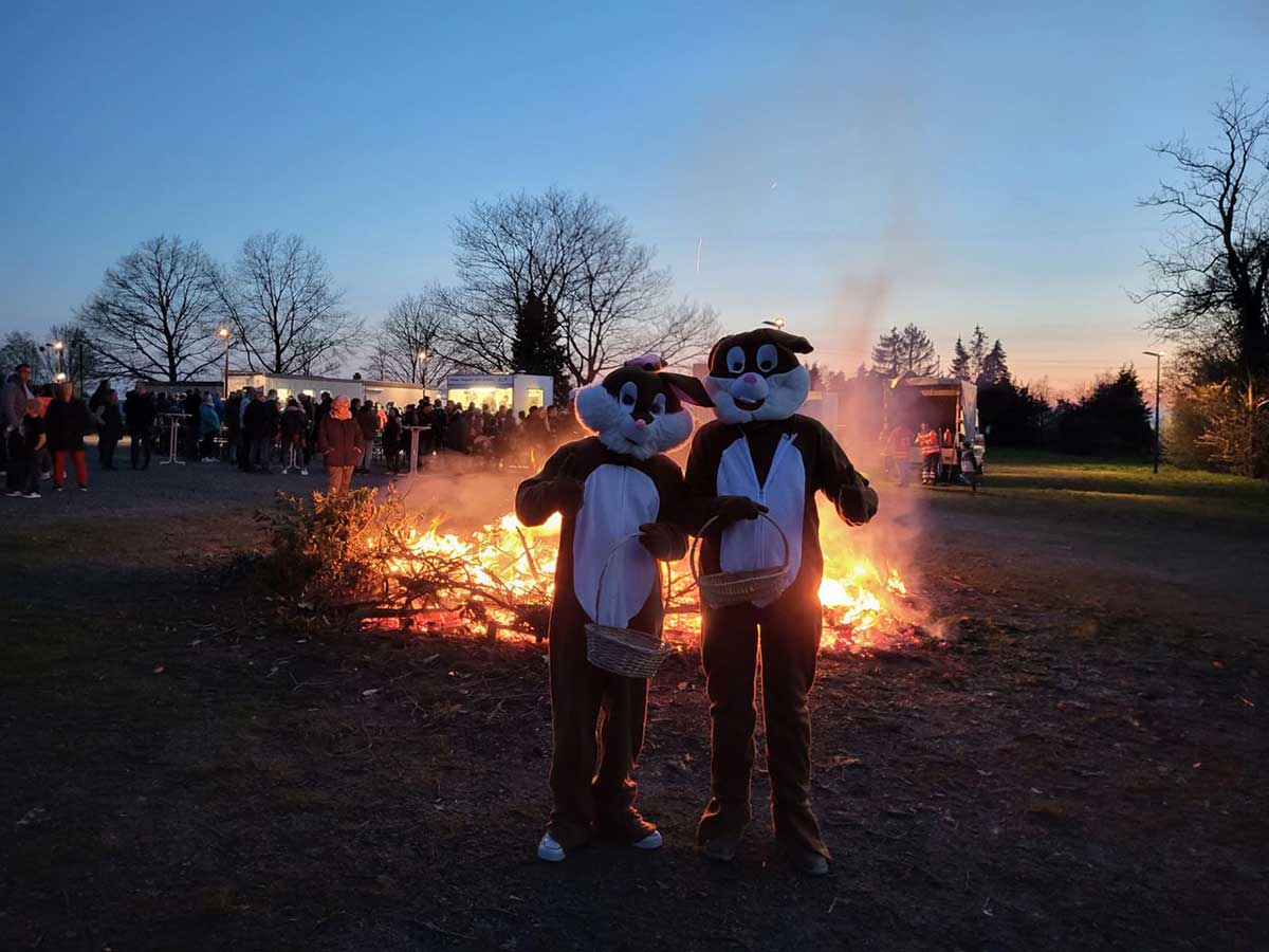 Die beiden Osterhasen waren neben dem groen Osterfeuer das Highlight fr Gro und Klein. (Foto: privat)