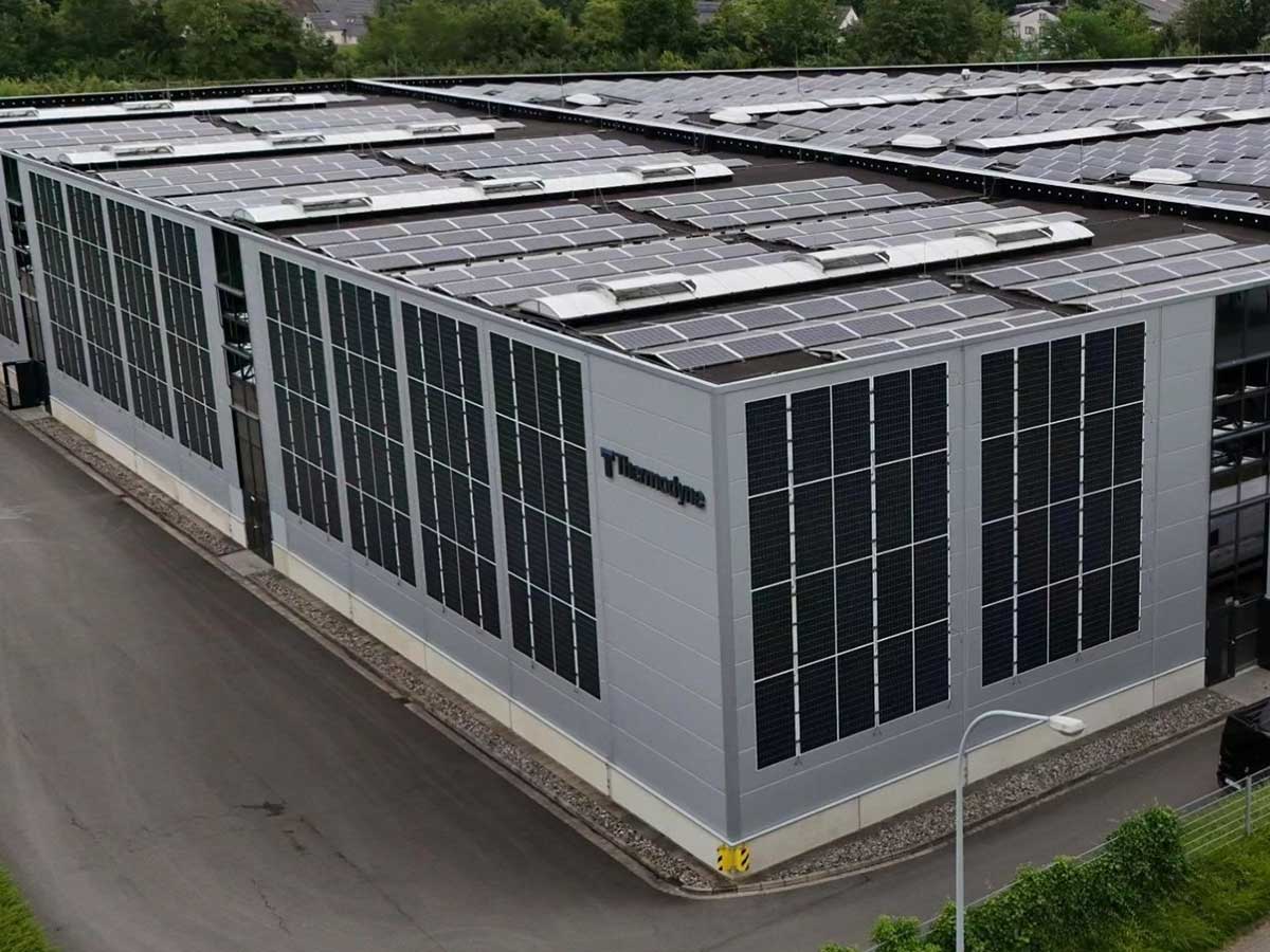 Auch so kann die Kraft der Sonne von Firmen genutzt werden. Das Bild zeigt senkrecht angebrachte, flexible Photovoltaikmodule. (Foto: TOP1Solar)