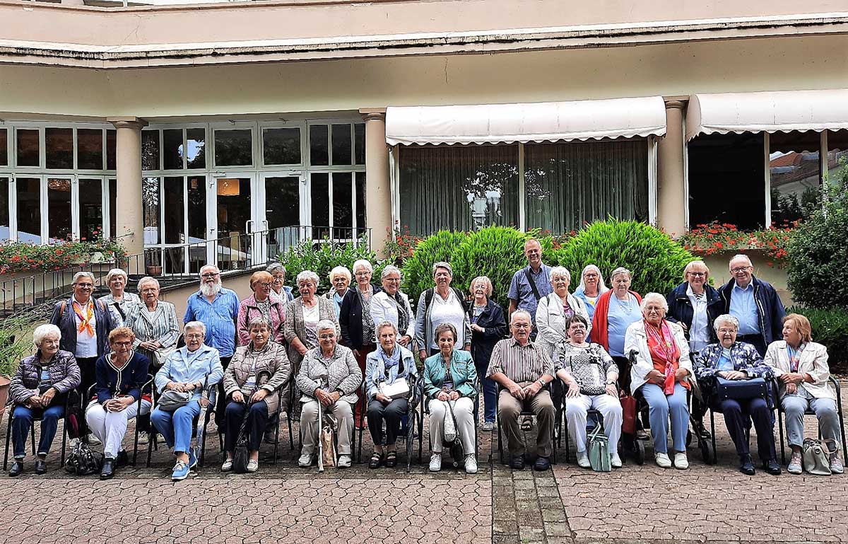 Gruppenfoto vor dem Parkhotel Kurhaus. (Foto: Seniorenakademie)