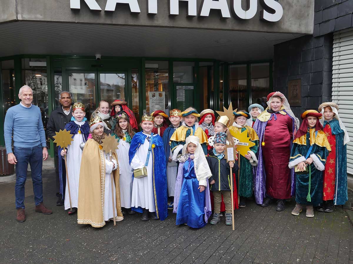 Sternsinger aus verschiedenen Gemeinden der Verbandsgemeinde Altenkirchen-Flammersfeld mit ihren Begleitern und Brgermeister Fred Jngerich vor dem Rathaus in Altenkirchen. (Foto: Verbandsgemeindeverwaltung)