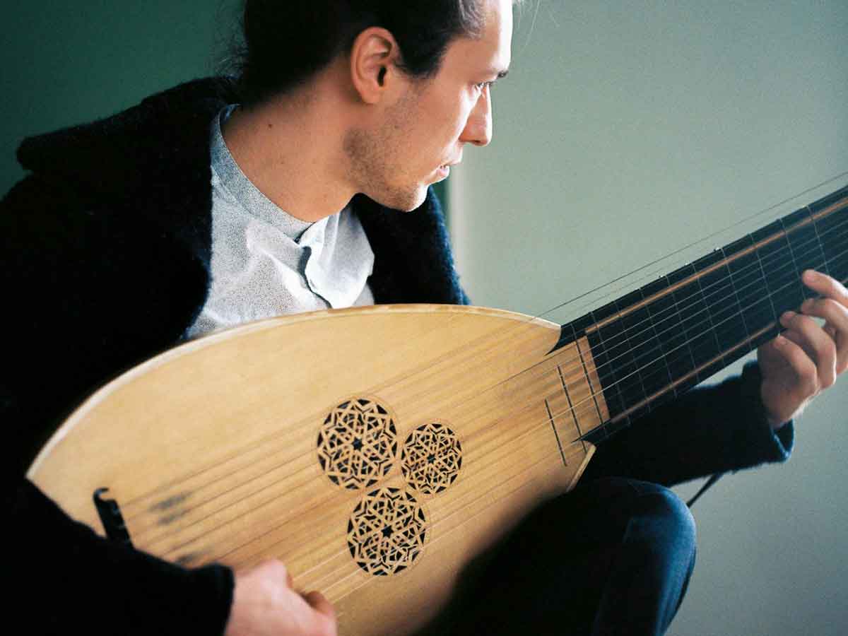 "Leise Kunst fr eine laute Welt": Lautenist David Bergmller spielt in Open-Arts-Innenrumen