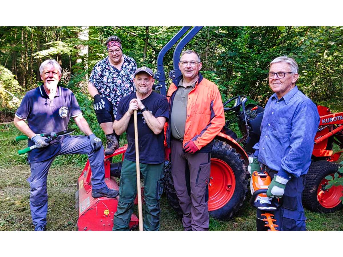 Kreisstadt Altenkirchen erweitert Wanderangebote: fleiige Helfer schneiden Wanderpfade frei 