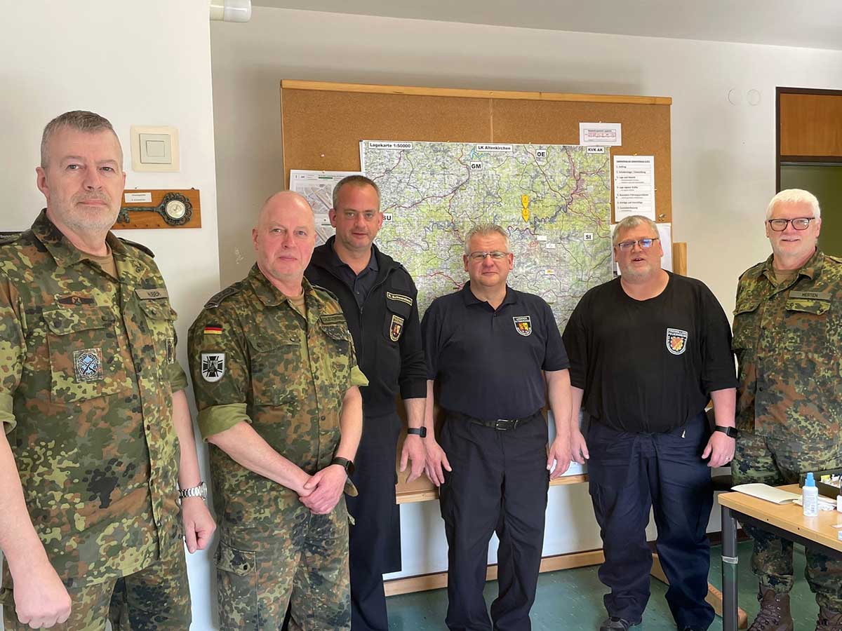 Sammelten jetzt wichtige Erfahrungen und Einblicke bei der zweitgigen ZMZ-bung in Mainz (v.l.): Reiner Huber, Thomas Schlechtriemen, Ralf Schwarzbach, Christoph Schultheis, Sascha Schmitt und Hans-Jrgen Merten. (Foto: Kreisverwaltung/Michael Greb)