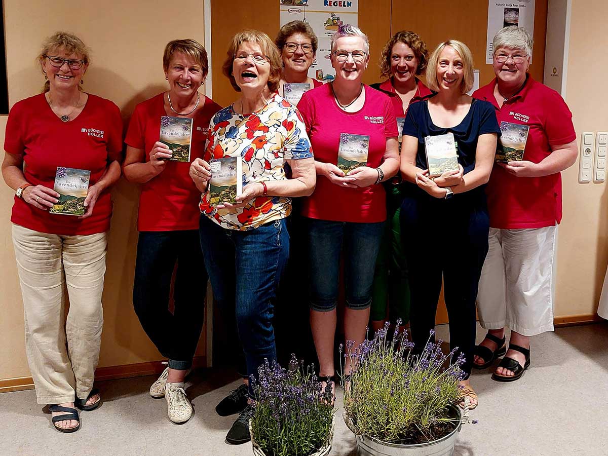 Ein Teil des Bchereiteam mit Autorin Sonja Roos: nach gelungener Veranstaltung freuen sie sich schon auf die nchste Begegnung! (Foto: Bcherei Holler)