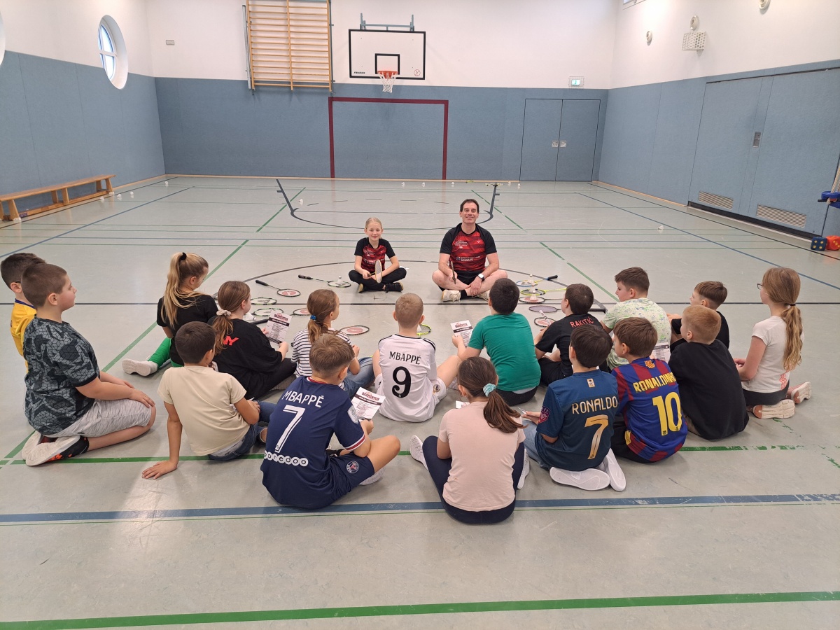 Die Schler der Erich-Kstner-Grundschule Altenkirchen bekamen Badminton Unterricht von Mitgliedern vom BC Badminton(Fotos: Annika Kick/Badminton Club Altenkirchen)