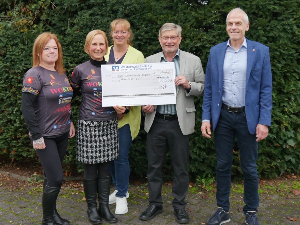 Nastasja Smid, Mandy Jung (MaJu SRL-United e.V.), Stefanie Schneider (Geschftsleitung neue arbeit e.V.), Rainer Dngen (1. Vorsitzender neue arbeit e.V.) und Brgermeister Fred Jngerich bei der Spendenbergabe. (Foto: Verbandsgemeindeverwaltung Altenkirchen-Flammersfeld)
