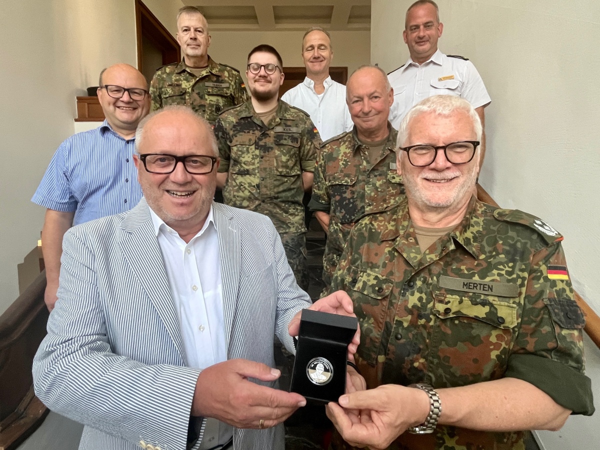 Oberstleutnant d.R. Jrgen Merten (r.) wurde jetzt von Landrat Dr. Peter Enders als Leiter des Kreisverbindungskommandos verabschiedet. (Foto: Kreisverwaltung/Thorsten Stahl)
 