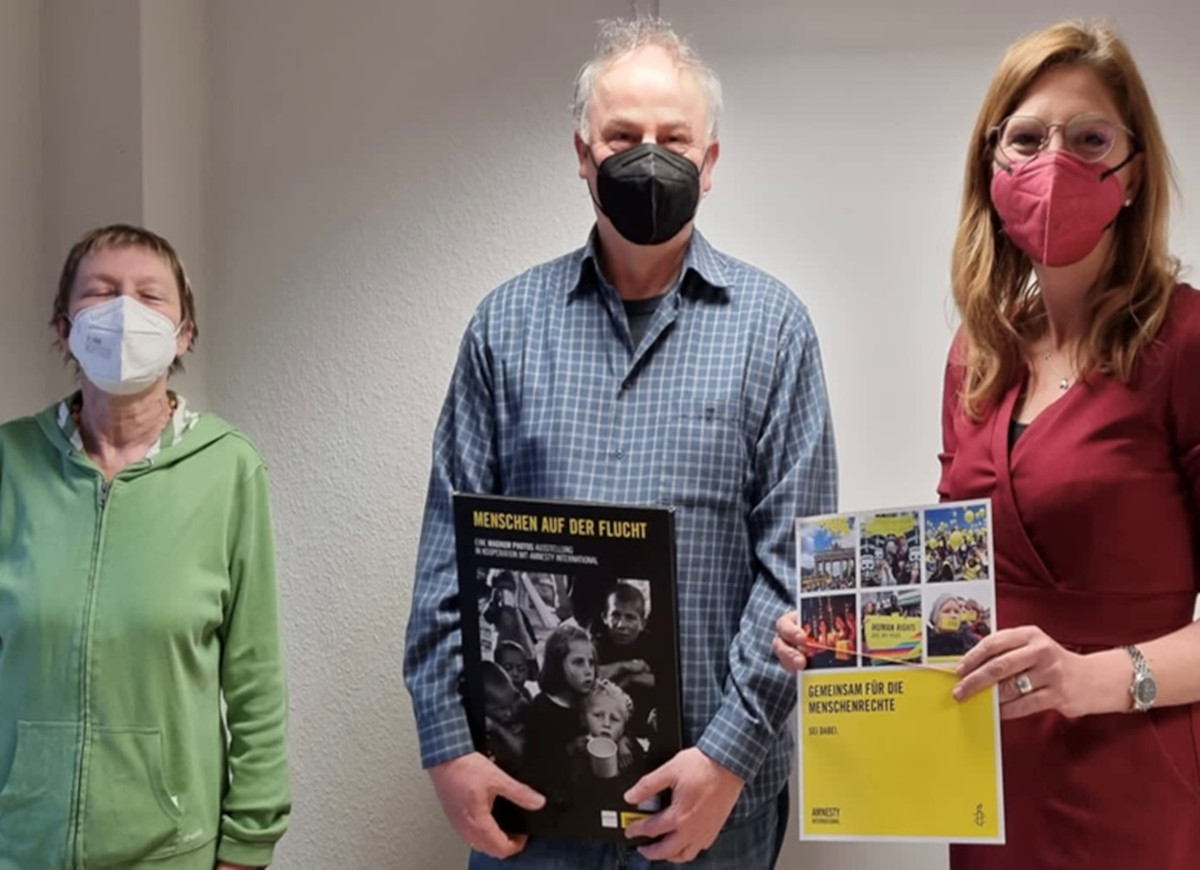 MdL Sabine Btzing-Lichtenthler (rechts) besuchte die Altenkirchener Gruppe von Amnesty International. (Foto: Privat)