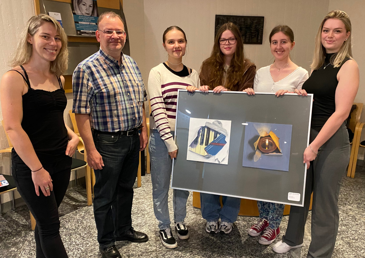 Von links: Laura Pees (Lehrerin Fachbereich Kunst am Westerwald Gymnasium) und Ralf Weingarten (stellvertretender Broleiter) mit Schlerinnen des Fachbereichs Kunst zur Ausstellungserffnung. (Foto: VG Altenkirchen-Flammersfeld)