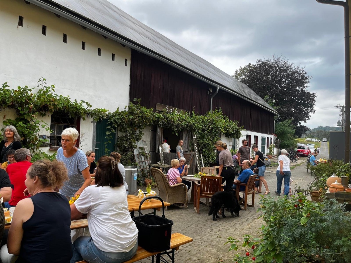 Der "Tag des offenen Hofes" lockte zahlreiche Besucher auf den Hof Schtzenkamp. (Fotos: Solawi Wisserland)