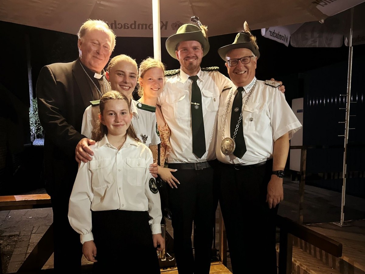 v.r.n.l.: Brudermeister und Kaiser Hans Joachim Quast, Fabian I. Hake mit Diana, Jungschtzenprinzessin Jolina I. Simon, Schlerprinzessin Neela Waigel, Pfarrer Martin Krten (Foto: St.-Hubertus-Schtzenbruderschaft Birken-Honigsessen)